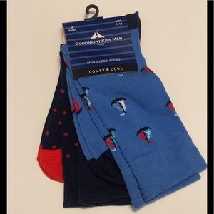 2 pairs of crew socks 🧦